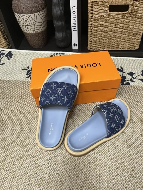 P320💰[New model] Long-term availability, 2025 new model, couple model [LOUlS VUlTTON] comes with drawer box, bag, card, invoice "Louis Vuitton ~ unique modern sandals. 》LV counter purchasing 🏃Men's and women's casual slippers, sold at the same time at the counter, the original old flower material upper is soft and comfortable, (refuses to discolor and rub the feet) sole: original factory special combination original sole, code number: 35--46 4 multiple colors 🉑️ to choose from